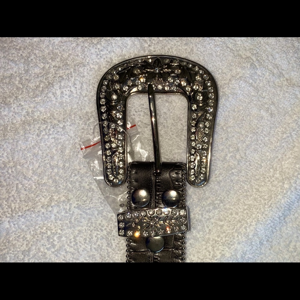 NWT- women's size L leather belt
